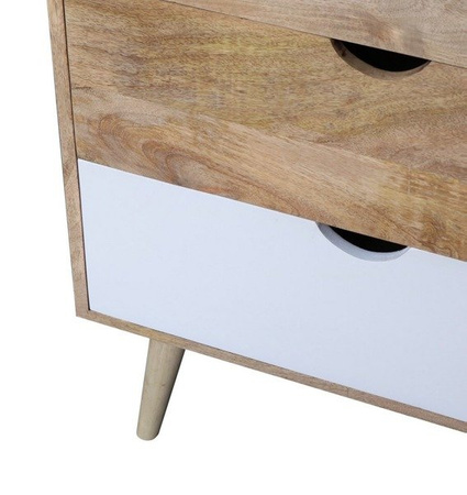 Witryna drewniana w w skandynawskim stylu