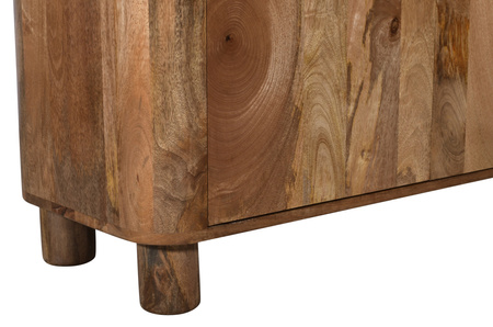 Bieliźniarka z litego drewna mango 100×40×135 w stylu japandi z zaokrąglonymi narożnikami i pełnymi drewnianymi drzwiczkami – kolor karmel RM-08-CR