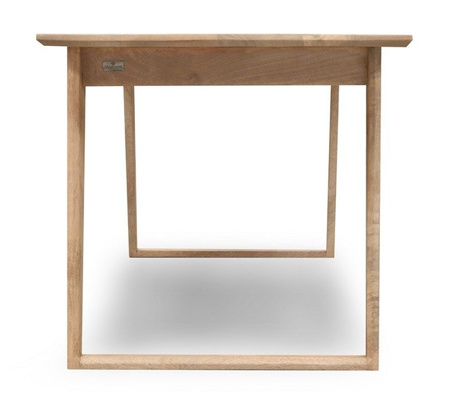 Stół drewniany w skandynawskim stylu