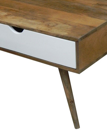 Stolik kawowy drewniany w skandynawskim stylu