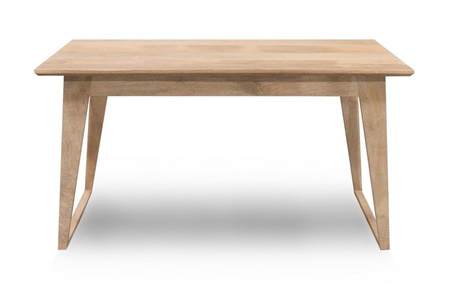 Stół drewniany w skandynawskim stylu